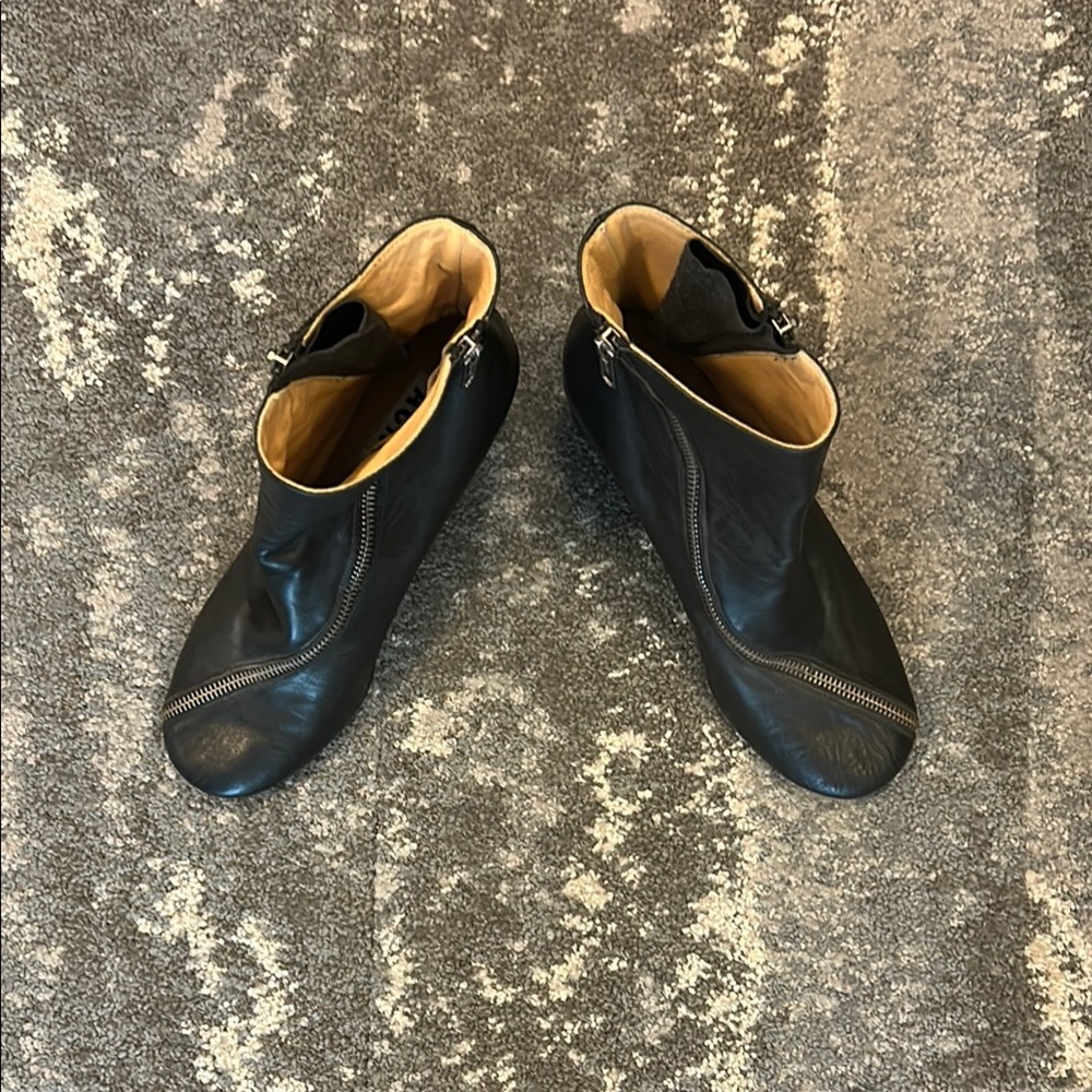 ACNE Studios Stylish Black Leather Ankle Boots made in Italy with zippers
